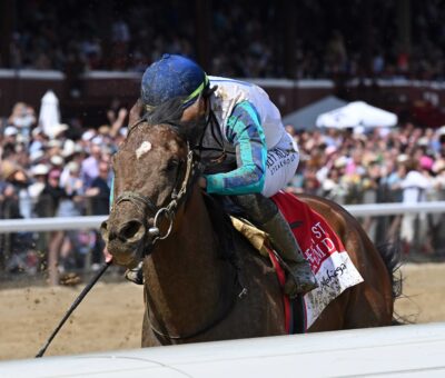 Book´em Danno, caballo hijo de, Bucchero en Adorabella por Ghostzapper, tuvo una partida lenta, pero se movió rápido para buscar posiciones intermedias en las primeras de cambio, pasó los 400, en el quinto lugar tranquilo,  en los 800, ascendió al tercero, giró la última curva y entró a la recta final, igualmente en el tercer puesto, en los últimos 200, ya dominaba y con claridad, en los 100 finales, tuvo que dejarlo todo en la cancha, para anular amenazas y mantenerse firme hasta la meta, para así ganar por ½ cuerpo, en el Woody Stephens Stakes